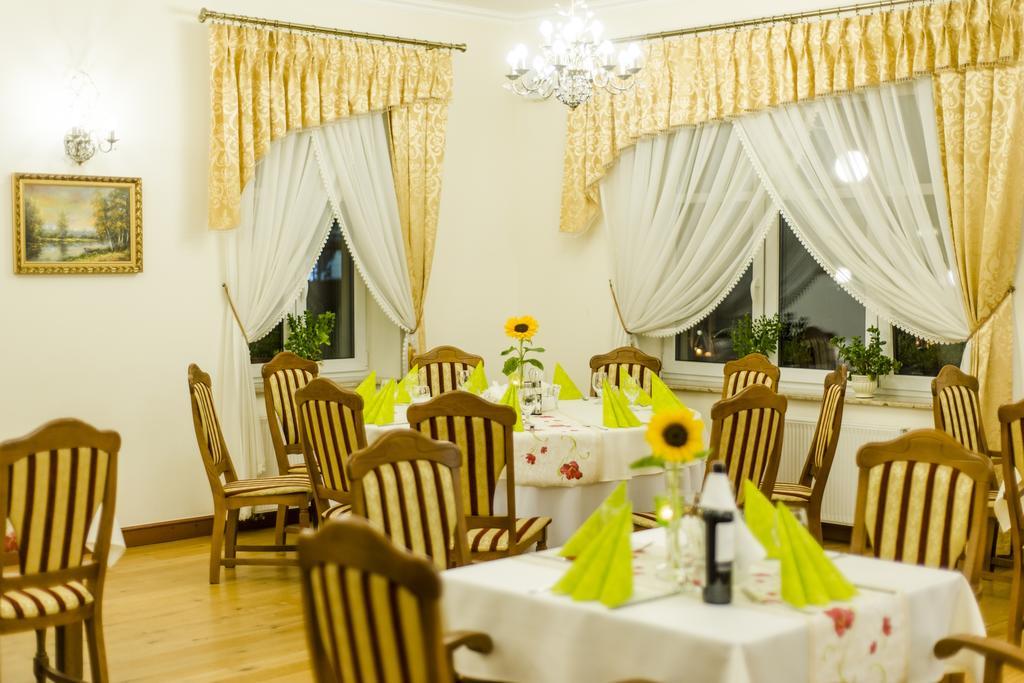 Hotel - Restauracja Platan Сендзішув-Малопольський Екстер'єр фото
