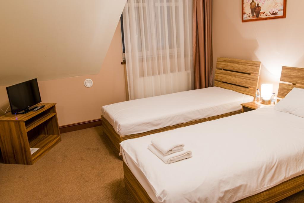Hotel - Restauracja Platan Сендзішув-Малопольський Екстер'єр фото